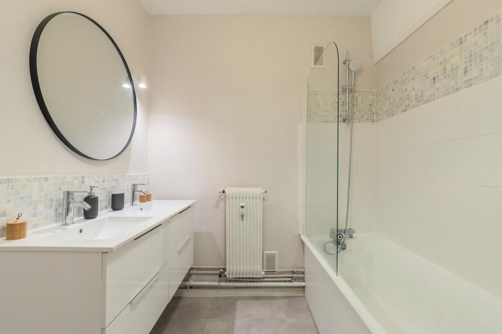Spacious 3 Bedroom Apartment & Private Parking! Lambersart Kültér fotó