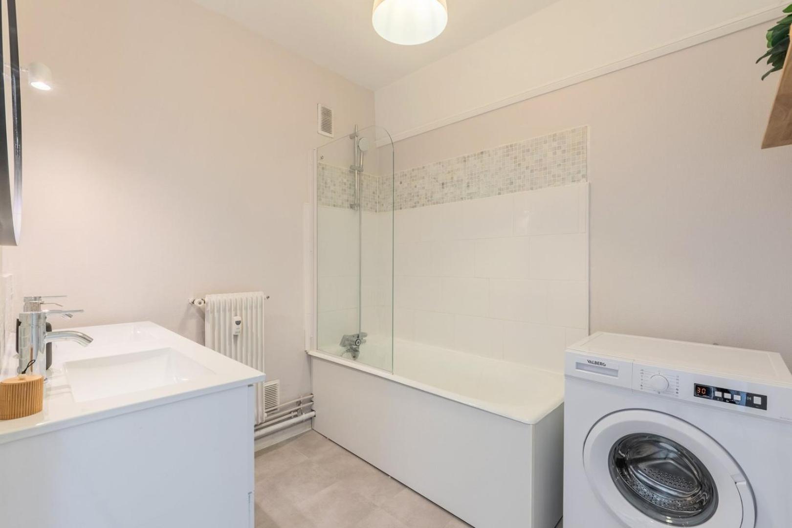 Spacious 3 Bedroom Apartment & Private Parking! Lambersart Kültér fotó
